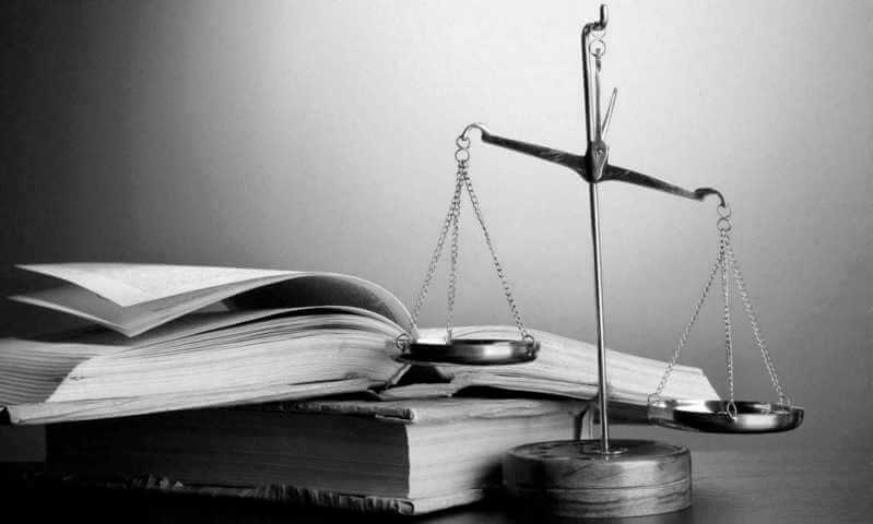 Balance et livre de droit
